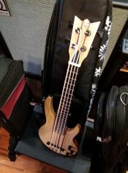 Ukulélé bass de chez Mahalo