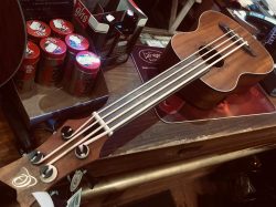 Ukulele Bass – Ortega Lizard séries. Le son d’une mini contrebasse à emporter partout. #ukulelebass #ortegabassukulele