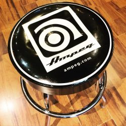 Le tabouret du samedi soir. Vous pouvez venir y poser vos fesses pour essayer votre futur basse. #tabouret #tabourets #tabouretdebasse #ampeg