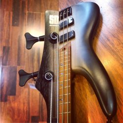 Ibanez – SR500E Surreal Black Dual Fade. Un classique de la marque en finition mate.