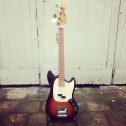 Fender – Vintera 60’s Mustang3 color SunburstDésirable !