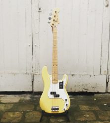 Fender – Precision Player SeriesFinition Butter cream, touche érable. Indémodable !!!