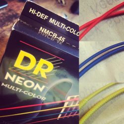 DR Strings – Neon MulticolorDes bonnes cordes pleines de couleurs. Protection K3