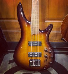 Ibanez – SR370EUn beau sunburst pour une basse polyvalente et facile à jouer