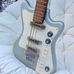 Formanta Bass – Biélorusse des années 1980Fuzz et phaser intégrés 🤪Collection privée
