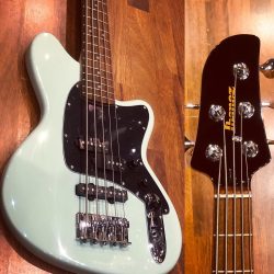 La revisite d’un ancien modèle de chez Ibanez – TMB35Menthe verte dans sa version 5 cordes