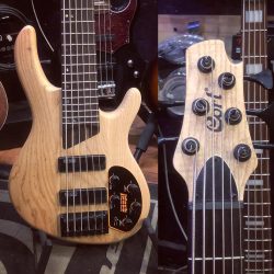 Cort – B6 PlusUne six cordes ultra équipée avec préamp Mark Bass, Micro Bartolini, mécaniques Hipshot et lutherie tjrs impeccable. 🤷🏻‍♂️