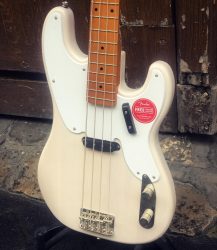 Encore une Squier Précision ‘50s Classic vibe en White blonde qui traîne dans la rue pendant le confinement