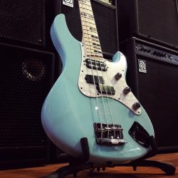 J’adore cette basse vraiment unique que nous avons eu d’occasion au magasin. Yamaha – Billy Sheehan Attitude Signature VENDU