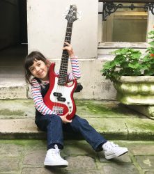 Pourquoi commencer par la guitare alors que la basse est si facile ? Je vous le demande. 🤷🏻‍♀️Samick – Greg Bennett MCR1