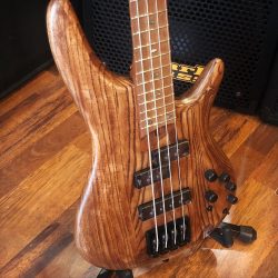 Ibanez – SR650E avec ses micros Nordstrand. Je peux vous dire que ça envoie fort. 🥊