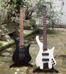 Nouvelles Ibanez !!! EHB1000 et 1005  Headless – Double Bartolini actifs- Chevalets individualisés, jack autobloquant, manche fin… Ibanez nous montre qu’elle maîtrise toujours aussi bien la conception de ses instruments.