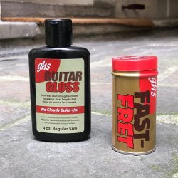Petit kit de base pour entretenir ses cordes et le corps de son instrument.