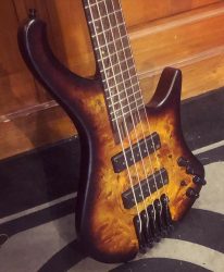 Une basse headless et légère, équipée micros Nordstrand custom split, finition Dragon Eye Burst… C’est la nouvelle Ibanez EHB 1505
