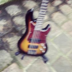 🇨🇭Duvoisin x Bass Center  Retrouve les basses de ce luthier dans ton shop de basse préféré.