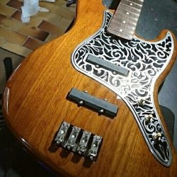 Je me dois de vous présenter le très bon travail d’Ilitch, un ami luthier basé en Corse. Roi du defrettage et excellent customisateur !!! Le gars est un millimetrico-maniac boy. Je vous laisse imaginer la qualité des finitions.