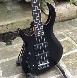 Franchement, encore une très bonne basse ce modèle de chez Sire. Ici le modèle Marcus Miller M2 dans sa version gaucher.