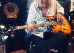 Petite ligne de la joie pour le boss apres sa restauration de l’Epiphone Rivoli 1960.