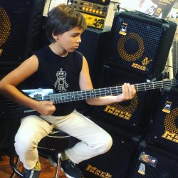 @ruben_bassistemg chez @basscenterpigalle pour un gros slap sur cette mythique Steinberger. Garçon à suivre ;)
