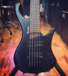 Vous cherchez une basse ultra moderne ? Ibanez serie EHB – Headless, légère, et grosse électronique. Option multiscale.