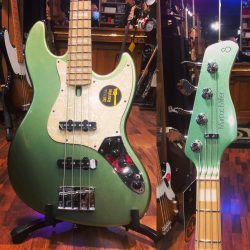 Marcus V7 Sherwood Green 🧝‍♂️Basse à risque car le vert porterait malheur sur scène en France.