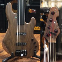 Sandberg California 5 Fretless Ultralight. Touche ébène, micros Delano JMVC et légère comme une plume. 🪶