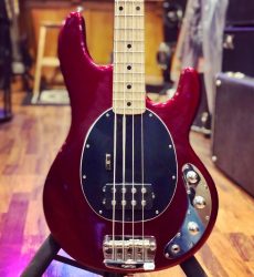 (Vendu) Nouvelle Occasion Musicman Stingray 4 USA. Elle sonne bien comme j’aime ! Puissante et agressive. VENDU
