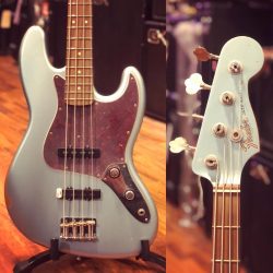 Fender Jazz Bass Roadworn 60eme anniversaire. La Flea bass dans un autre coloris ! Firemist Silver 🇲🇽