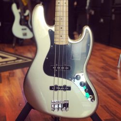 Fender – Limited 75th Anniversary Jazz Bass, Finition Diamond. Dispo au shop !