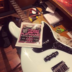La journée commence par un petit réglage de manche, harmonique et action + filet plat Ernie Ball Slinky . . . . #ernieballstrings #marcusmillerv3 #siremarcusmiller #siremarcusmiller #ernieball #customshopbass #bassporn #bassgram
