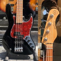 Nouvelle Sadowsky MetroExpress 21 Hybride. Configuration PJ, preamp et micro Sadowsky, Trusroad type Musicman, chevalet Himass. Le tout livrée dans une grosse housse. Serie Metroline disponible sur commande ;)