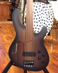 Okaz [vendu] – Cort B4FL – Fretless de naissance. Corps Hollow body.