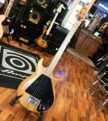 Une Gibson Grabber vient de nous rendre visite aujourd’hui à l’atelier !!! J’adore cette basse.