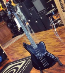 Fender – Limited edition Jaguar Bass. Finition noir, touche ébène 🕷