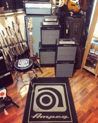 Nouveau corner AMPEG avec le sublime stack SVT Heritage 50th Anniversary , la gamme Portaflex et les nouveaux Rocket.