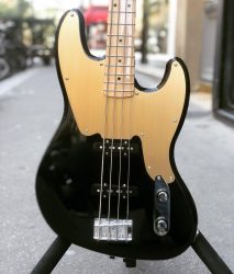 Squier – Paranormal 54 JB. Corps Precision ‘50s, Pickguard anodisé, manche et micro Jazz bass. We love it ️