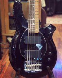 [RARE] De passage à notre atelier pour un petit réglage et changement de corde.  Ça va jouer lourd !Musicman Bongo John Myung 6 Signature.
