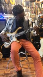 Raymond Doumbé essaye la superbe Marleaux Betra Custom headless 4