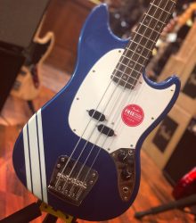 Mustang Bass Compétition en série limitée. Finition Lake Placid Blue Merci Fender/Squier !