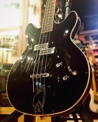 Guild Starfire I BassOn aime ce mélange de gros son précision et hollowbody. Micro BC-1 BiCoil 🦣 Corps noyer