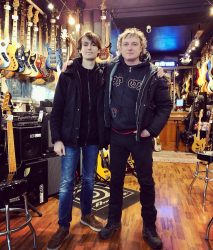 Merci @pascalmulotofficial et son padawan Thomas de nous avoir rendu visite aujourd’hui pour venir faire l’acquisition d’une belle Fender Jazz Bass American pro II.