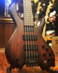 Bogart Bass.  Headless manche carbone et corps composite SKC. Gros Micros Bartolini pour accompagner la bête.