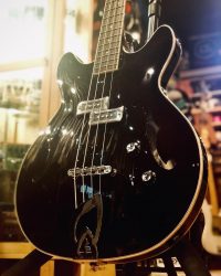Guild Starfire I Bass On aime ce mélange de gros son précision et hollowbody. Micro BC-1 BiCoil 🦣 Corps noyer