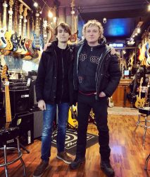 Merci @pascalmulotofficial et son padawan Thomas de nous avoir rendu visite aujourd’hui pour venir faire l’acquisition d’une belle Fender Jazz Bass American pro II.