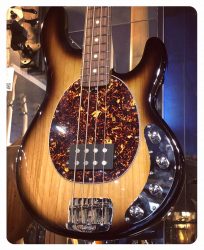 Music Man  Stingray 4 Special. Finition Burnt Ends. Touche palissandre. Un classique dispo au shop.