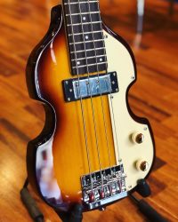 Hofner – Shorty Violon Bass  Petite basse de voyage à prix doux.