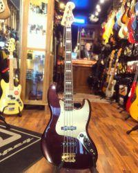 Pour marquer les 40 ans de la marque Squier, Fender nous honore d’une belle Jazz Bass 40th Anniversary, Gold Edition. Plaque anodisée, Finition Ruby Red Metallic. Manche et micros typés ‘70s.