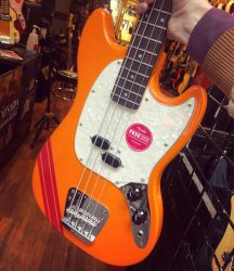 Fender/Squier Mustang Bass – Classic Vibe ‘60s Competition Capri Orange – Série limitée