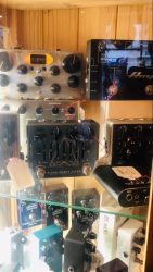 Notre petite sélection de pédale pour basse. Fuzz, drive, chorus, octaver, DI et plus encore.