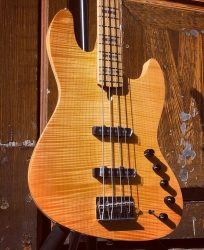 Sire Marcus Miller – V10Magnifique table en érable flamé